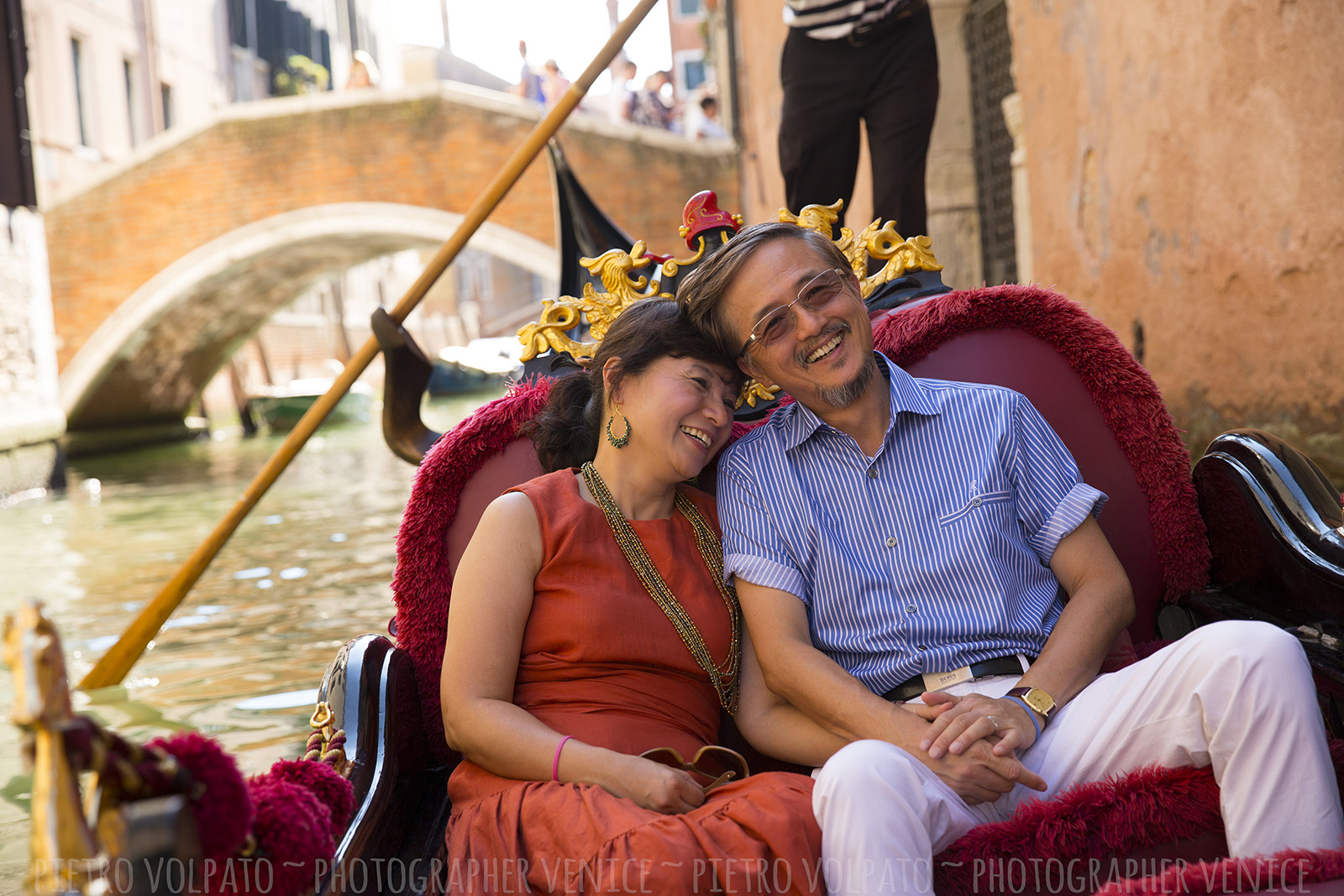 Venezia Fotografo per servizio fotografico durante una passeggiata per una coppia in vacanza ~ Fotografo Venezia servizio foto vacanza