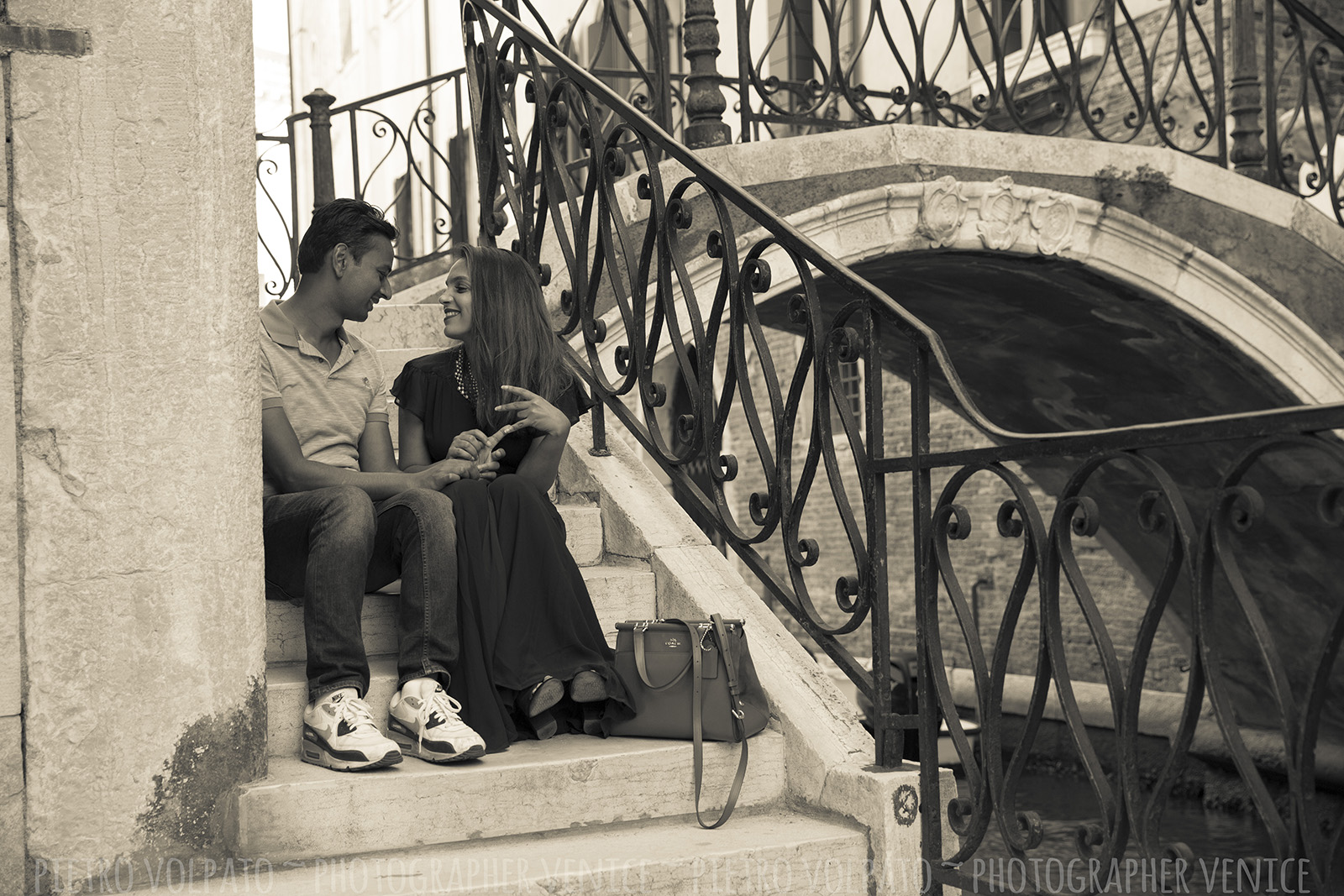 Il fotografo a Venezia per servizio foto vacanza ~ Foto romantiche e divertenti per coppie durante una passeggiata e un giro in gondola