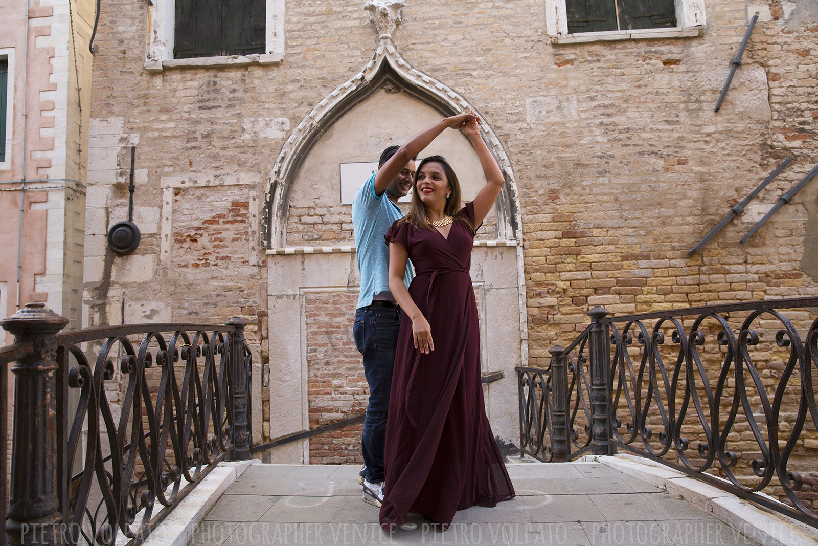 Il fotografo a Venezia per servizio foto vacanza ~ Foto romantiche e divertenti per coppie durante una passeggiata e un giro in gondola