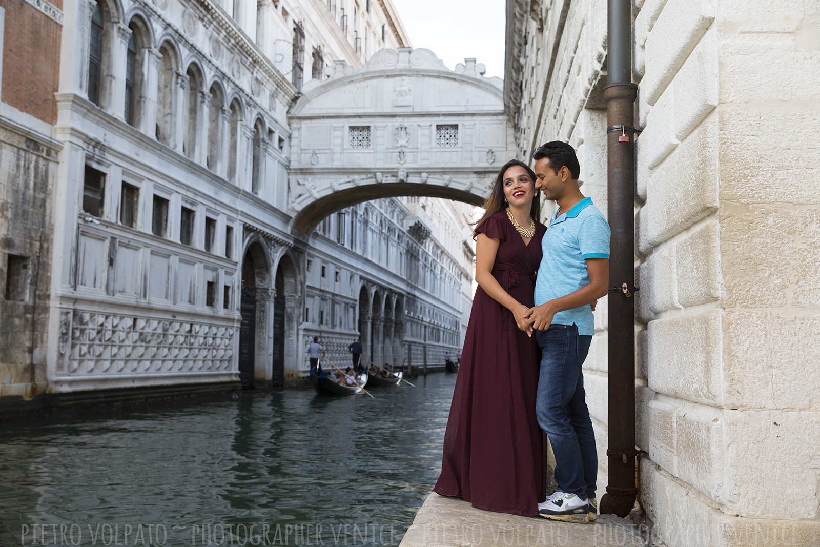 Il fotografo a Venezia per servizio foto vacanza ~ Foto romantiche e divertenti per coppie durante una passeggiata e un giro in gondola