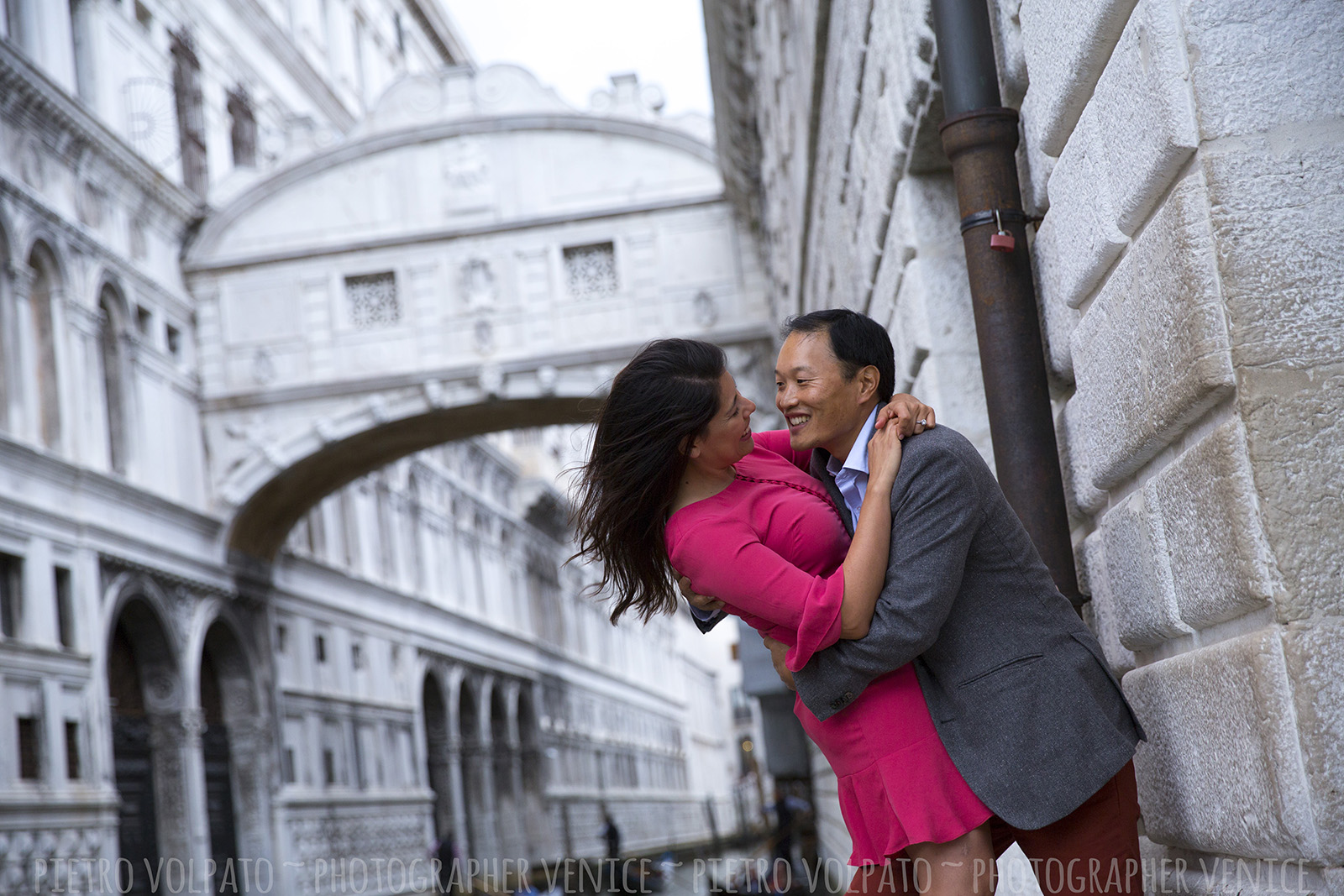 Foto romantiche e divertenti vacanza coppia a Venezia ~ Passeggiata e giro in gondola ~ Fotografo a Venezia per servizio foto