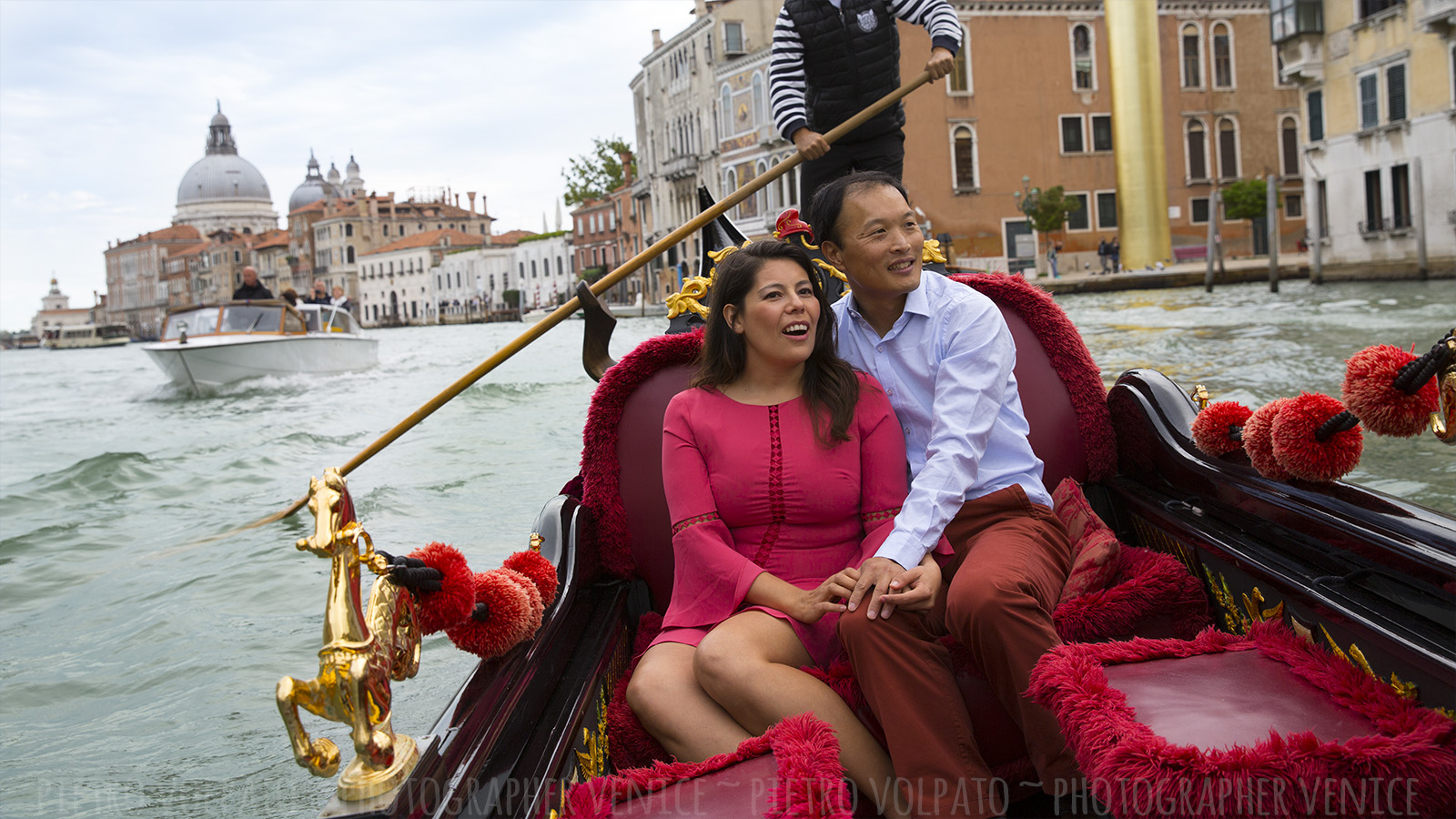 Foto romantiche e divertenti vacanza coppia a Venezia ~ Passeggiata e giro in gondola ~ Fotografo a Venezia per servizio foto