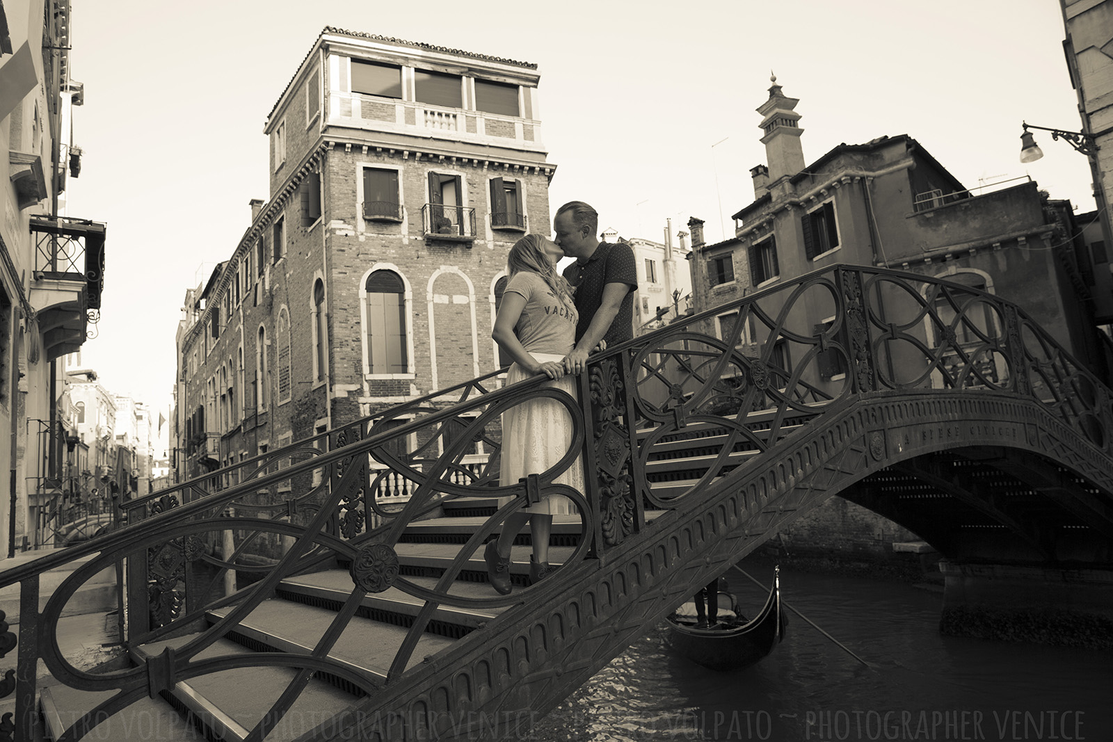 Fotografo a Venezia per servizio fotografico di coppia in vacanza ~ Foto romantiche e divertenti durante una passeggiata a Venezia