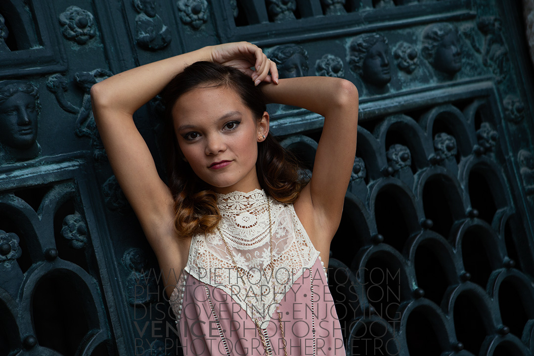 Foto scattata a Venezia dal fotografo Pietro Volpato. Parte di un servizio fotografico ritratti book foto modella, per la maggiore età di questa ragazza.