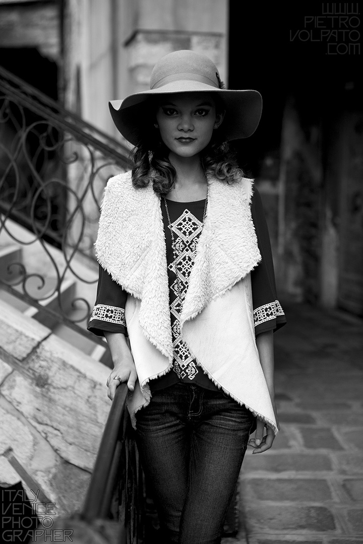 Foto scattata a Venezia dal fotografo Pietro Volpato. Parte di un servizio fotografico ritratti book foto modella, per la maggiore età di questa ragazza.