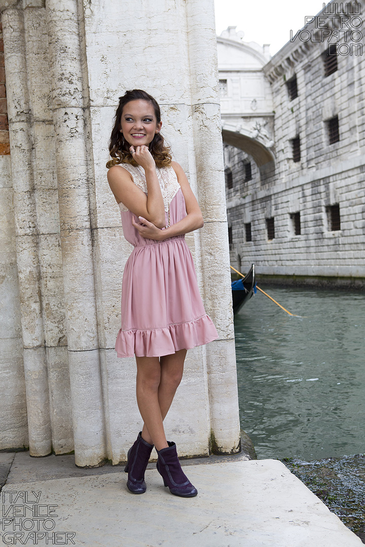 Foto scattata a Venezia dal fotografo Pietro Volpato. Parte di un servizio fotografico ritratti book foto modella, per la maggiore età di questa ragazza.