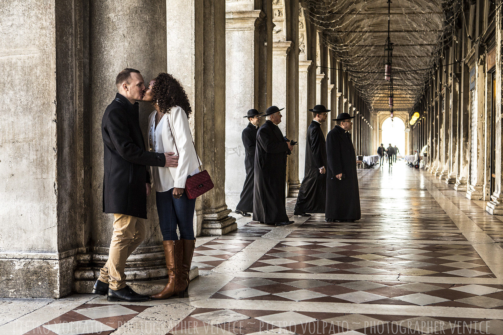 Fotografo a Venezia per servizio fotografico innamorati ~ Coppia in Vacanza ~ Foto e divertimento durante una passeggiata a Venezia