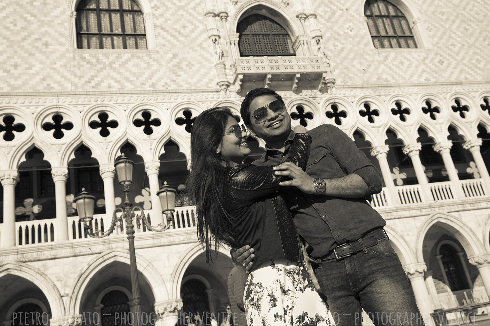 Fotografo a Venezia per servizio fotografico vacanza coppia ~ Foto romantiche e divertenti ~ passeggiata e giro gondola