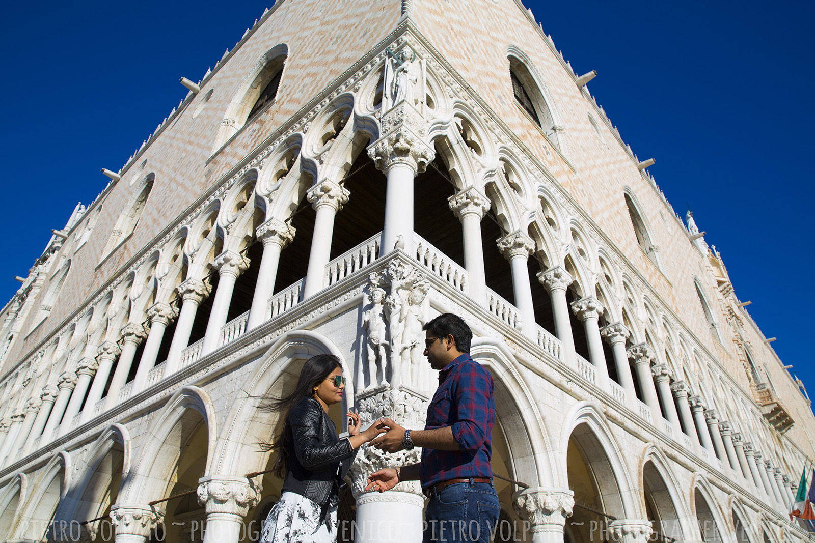 Fotografo a Venezia per servizio fotografico vacanza coppia ~ Foto romantiche e divertenti ~ passeggiata e giro gondola