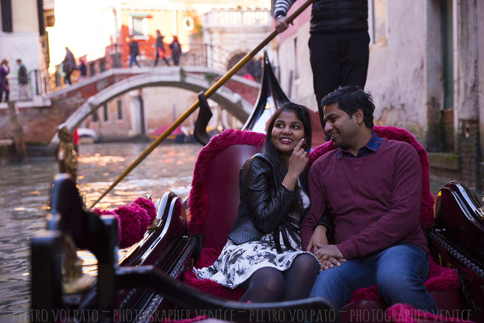 Fotografo a Venezia per servizio fotografico vacanza coppia ~ Foto romantiche e divertenti ~ passeggiata e giro gondola