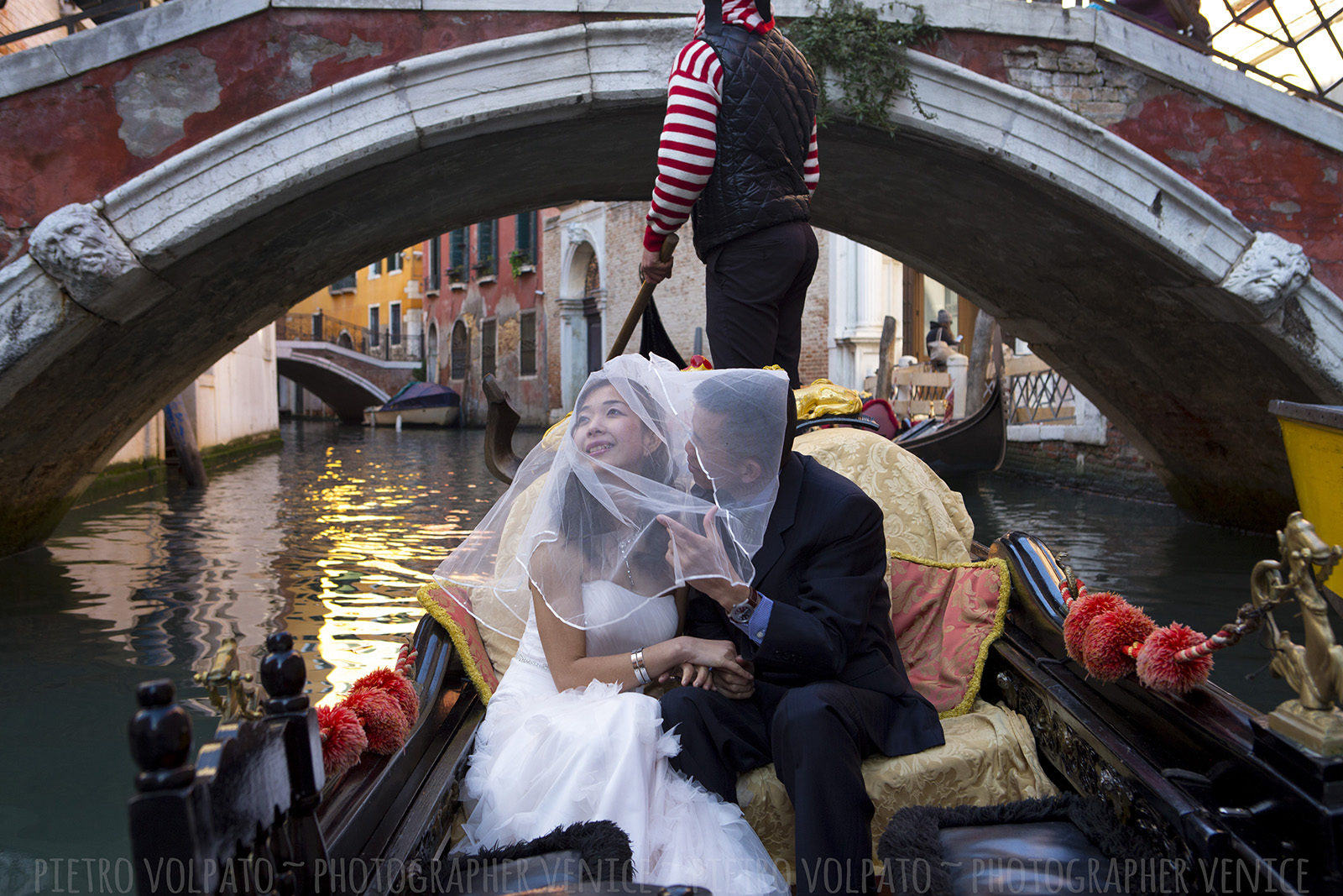 Fotografo a Venezia per servizio fotografico sposi in viaggio di nozze ~ Foto luna di miele Venezia ~ Fotografie + divertimento + passeggiata + gondola