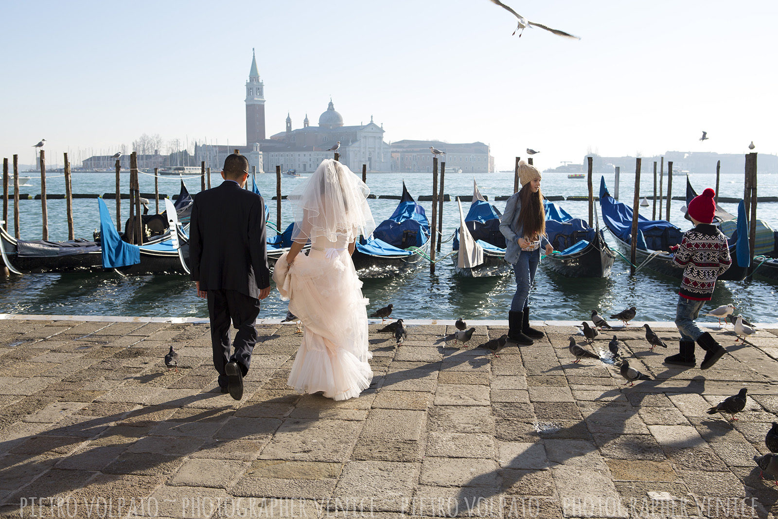 Fotografo a Venezia per servizio fotografico sposi in viaggio di nozze ~ Foto luna di miele Venezia ~ Fotografie + divertimento + passeggiata + gondola