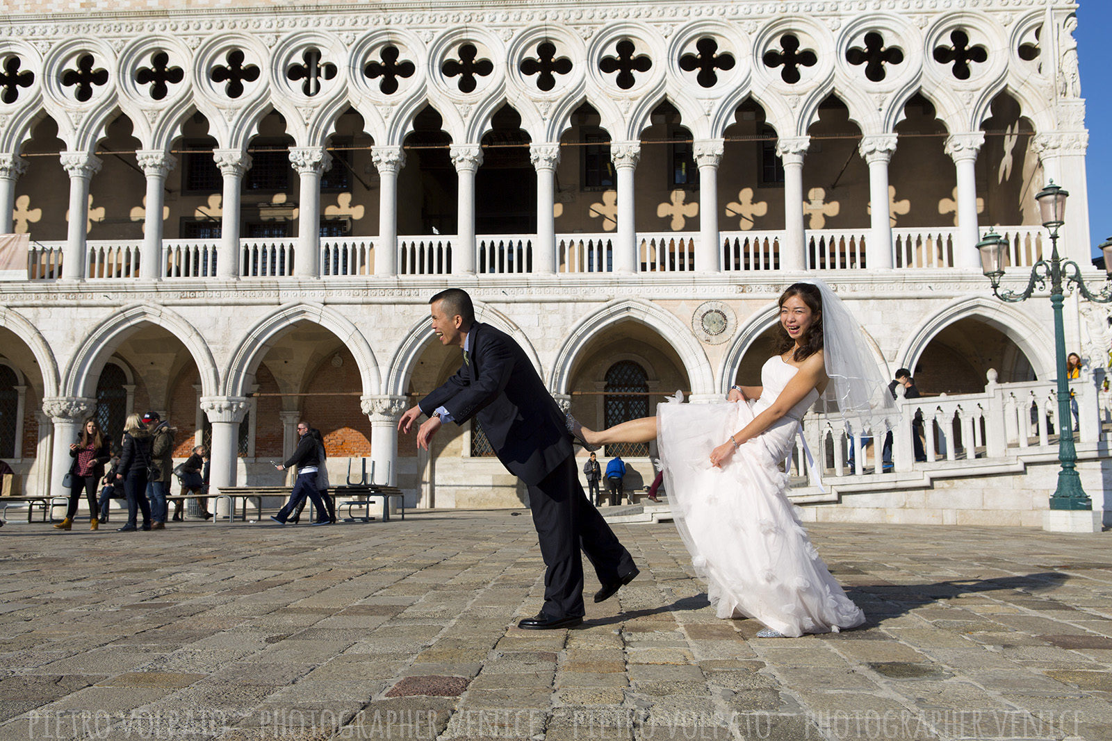 Fotografo a Venezia per servizio fotografico sposi in viaggio di nozze ~ Foto luna di miele Venezia ~ Fotografie + divertimento + passeggiata + gondola