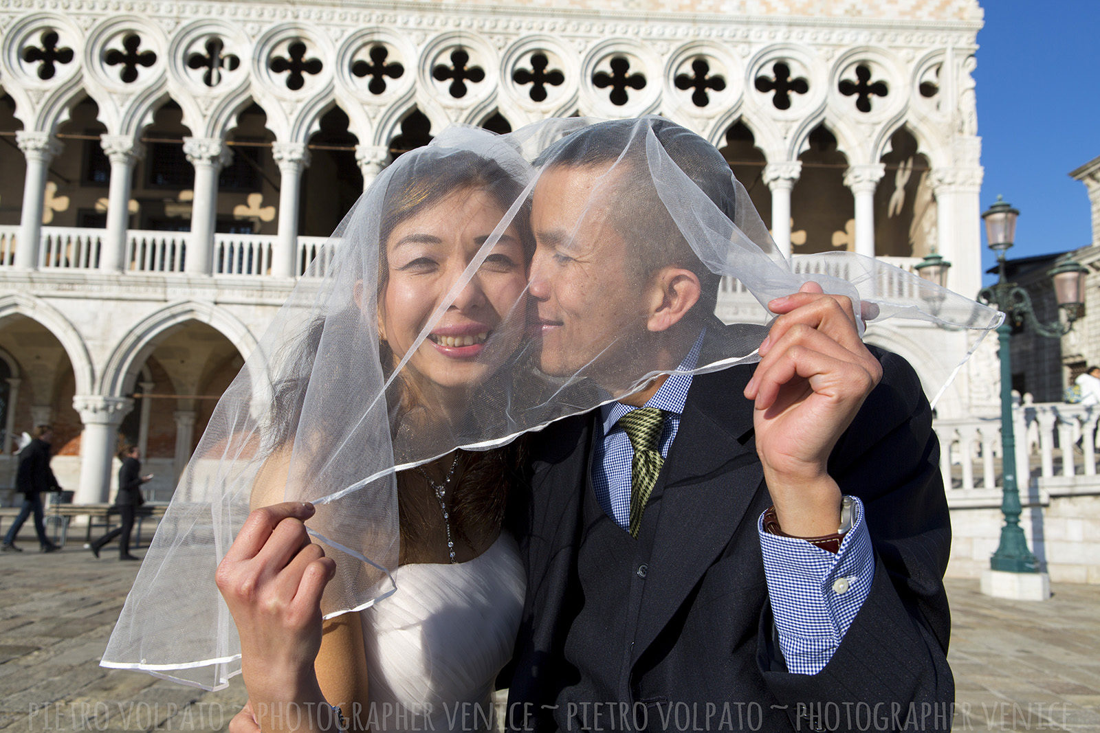 Fotografo a Venezia per servizio fotografico sposi in viaggio di nozze ~ Foto luna di miele Venezia ~ Fotografie + divertimento + passeggiata + gondola