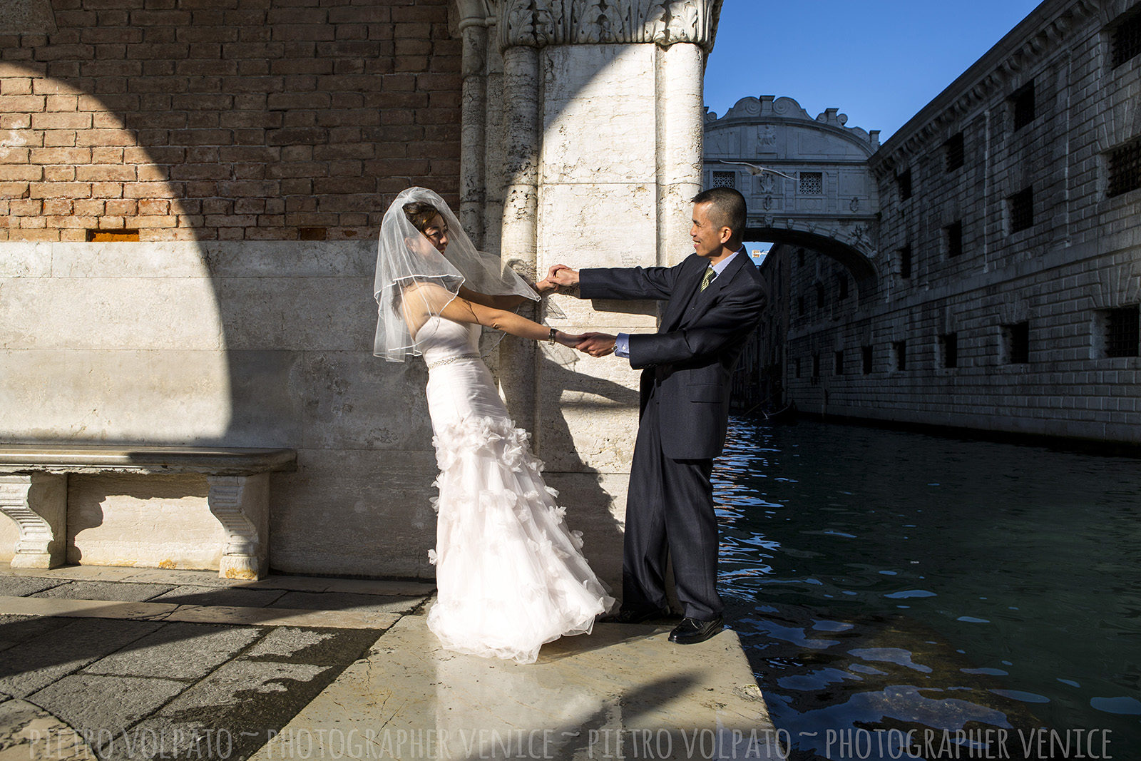 Fotografo a Venezia per servizio fotografico sposi in viaggio di nozze ~ Foto luna di miele Venezia ~ Fotografie + divertimento + passeggiata + gondola