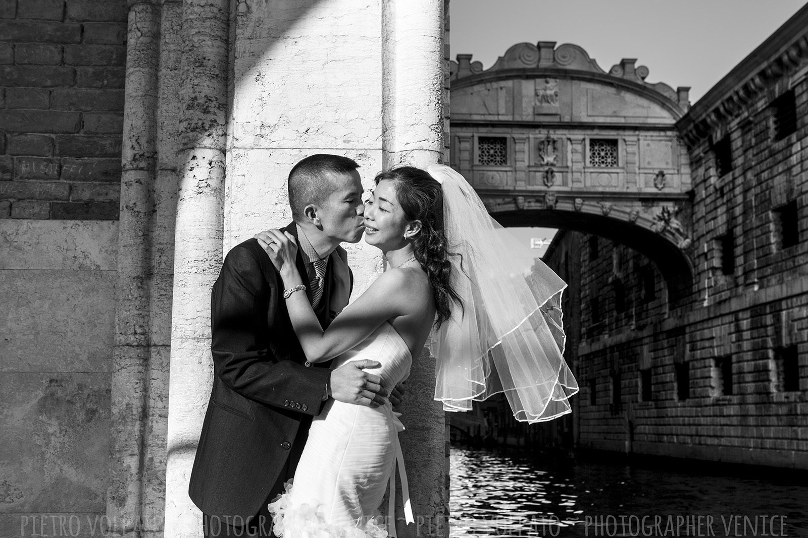 Fotografo a Venezia per servizio fotografico sposi in viaggio di nozze ~ Foto luna di miele Venezia ~ Fotografie + divertimento + passeggiata + gondola