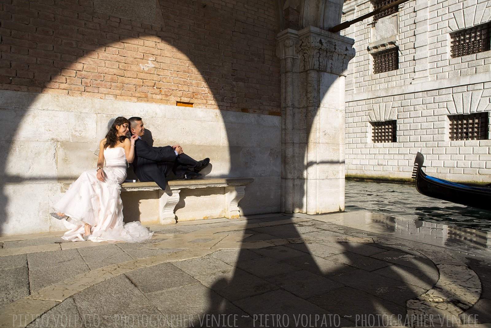 Fotografo a Venezia per servizio fotografico sposi in viaggio di nozze ~ Foto luna di miele Venezia ~ Fotografie + divertimento + passeggiata + gondola