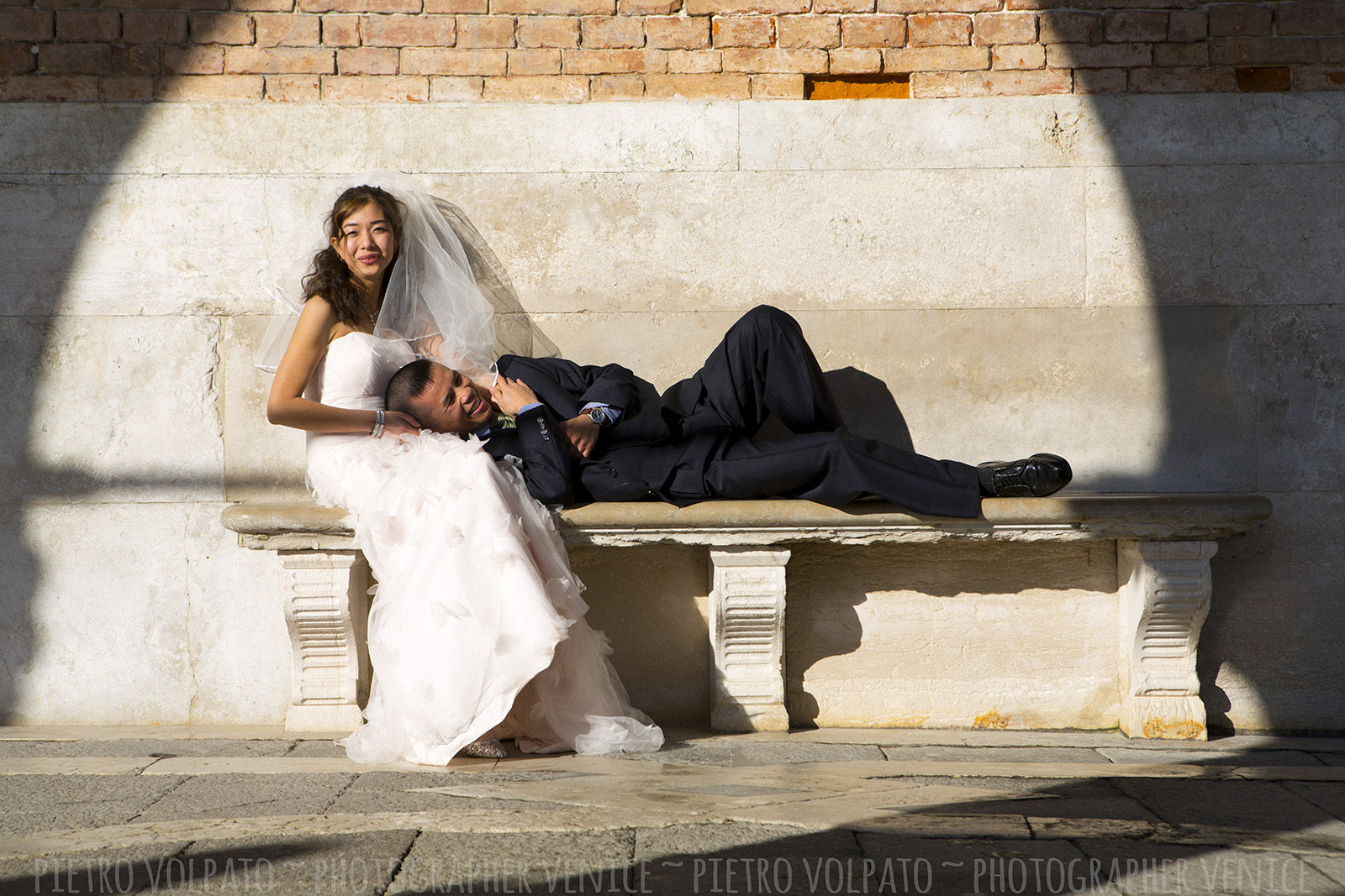 Fotografo a Venezia per servizio fotografico sposi in viaggio di nozze ~ Foto luna di miele Venezia ~ Fotografie + divertimento + passeggiata + gondola