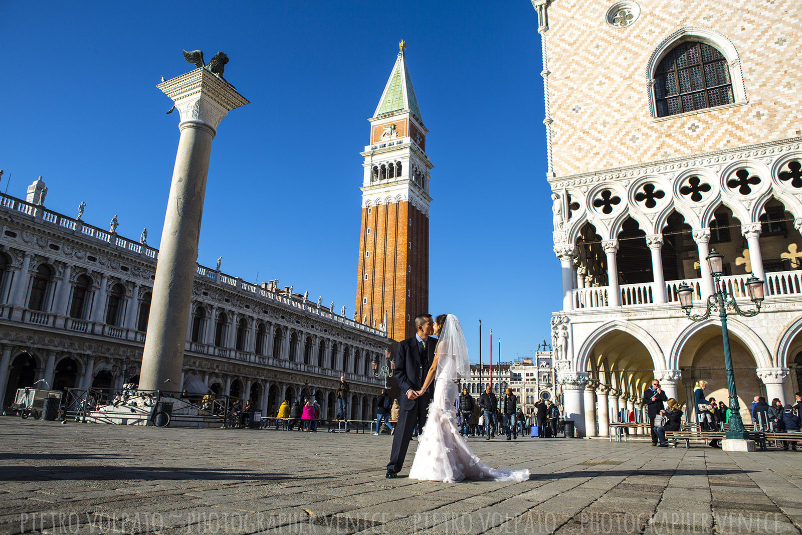 Fotografo a Venezia per servizio fotografico sposi in viaggio di nozze ~ Foto luna di miele Venezia ~ Fotografie + divertimento + passeggiata + gondola