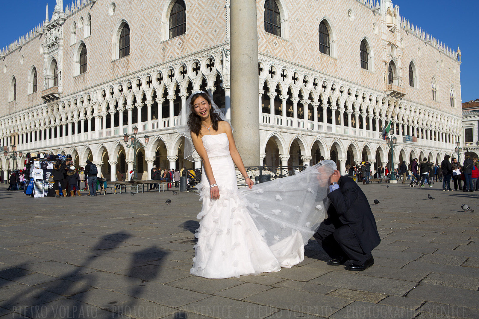 Fotografo a Venezia per servizio fotografico sposi in viaggio di nozze ~ Foto luna di miele Venezia ~ Fotografie + divertimento + passeggiata + gondola