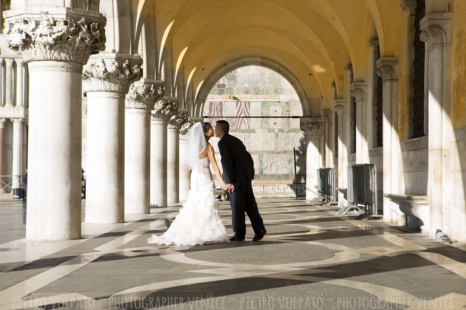 Fotografo a Venezia per servizio fotografico sposi in viaggio di nozze ~ Foto luna di miele Venezia ~ Fotografie + divertimento + passeggiata + gondola