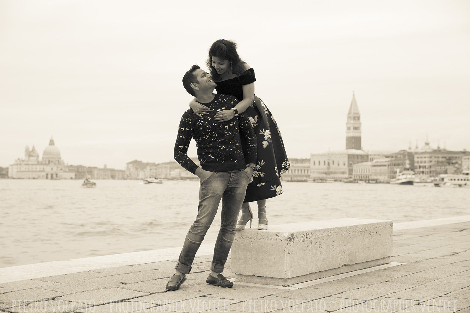 Servizio foto di vacanza coppia a Venezia durante una passaggiata romantica e divertente. Fotografo professionista a Venezia.