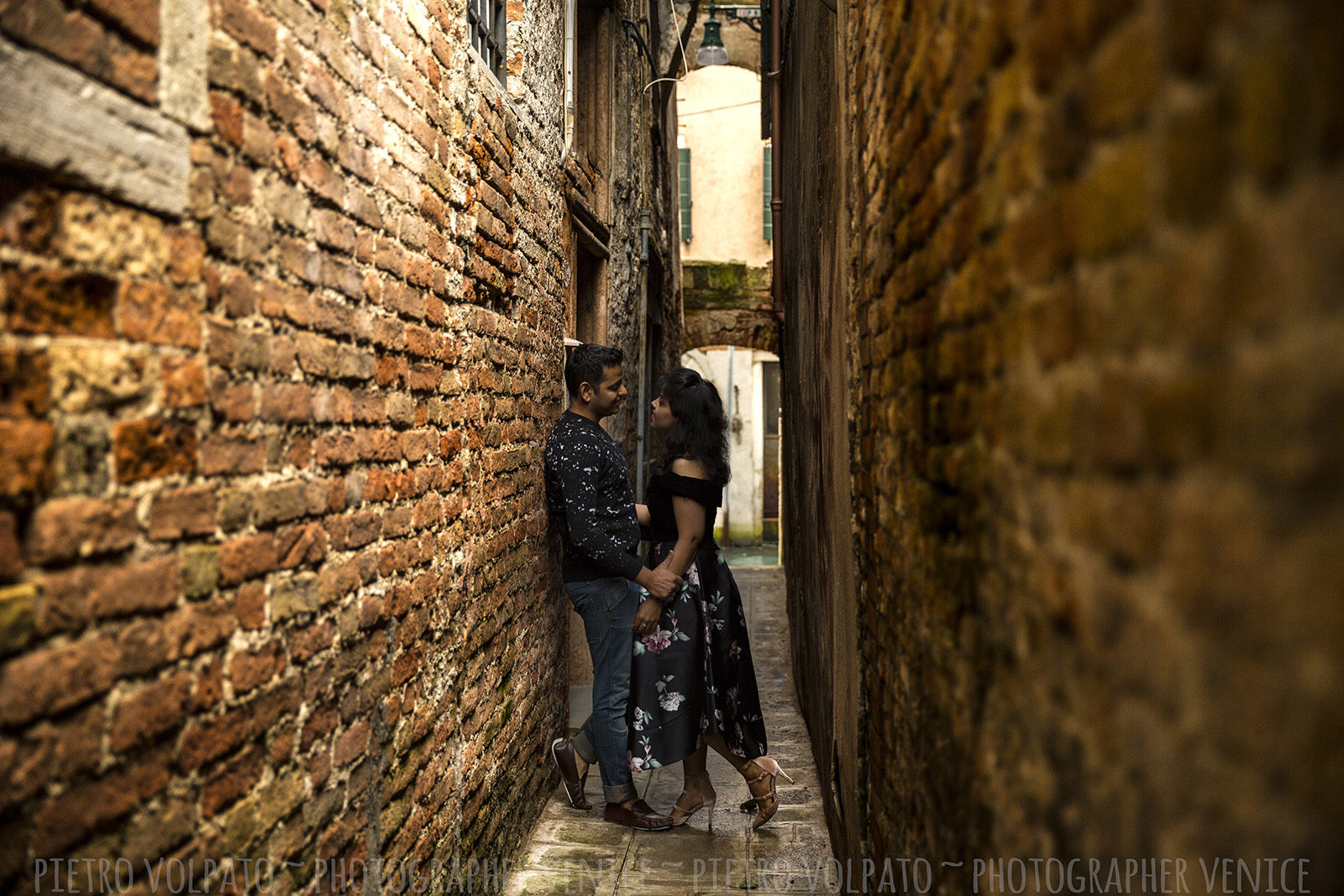 Servizio foto di vacanza coppia a Venezia durante una passaggiata romantica e divertente. Fotografo professionista a Venezia.