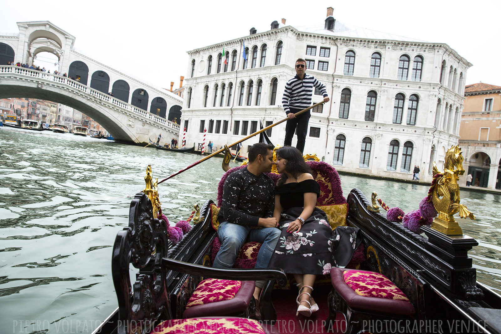 Servizio foto di vacanza coppia a Venezia durante una passaggiata romantica e divertente. Fotografo professionista a Venezia.