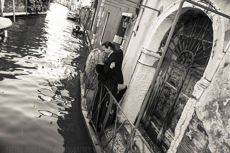 Fotografo a Venezia per un servizio fotografico di coppia durante una passeggiata e un giro in gondola.