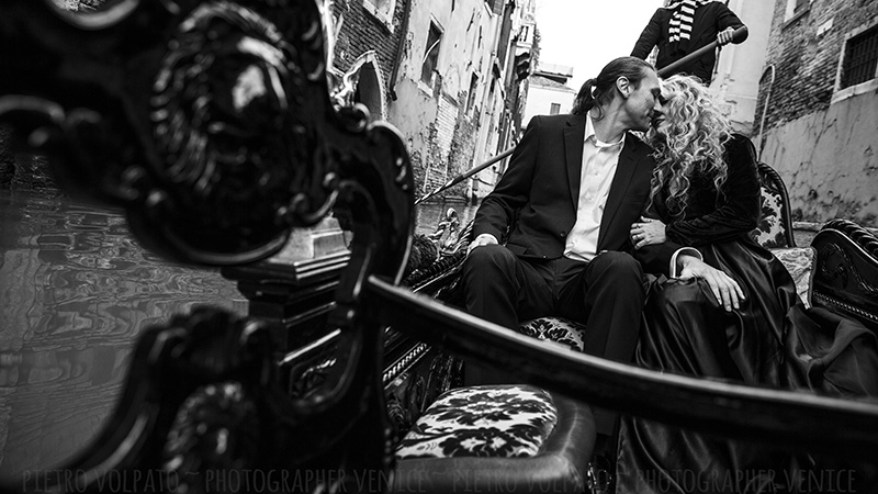 Fotografo a Venezia per un servizio fotografico di coppia durante una passeggiata e un giro in gondola.