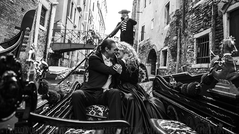 Fotografo a Venezia per un servizio fotografico di coppia durante una passeggiata e un giro in gondola.