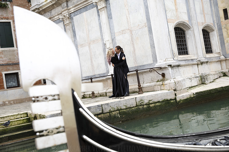 Fotografo a Venezia per un servizio fotografico di coppia durante una passeggiata e un giro in gondola.