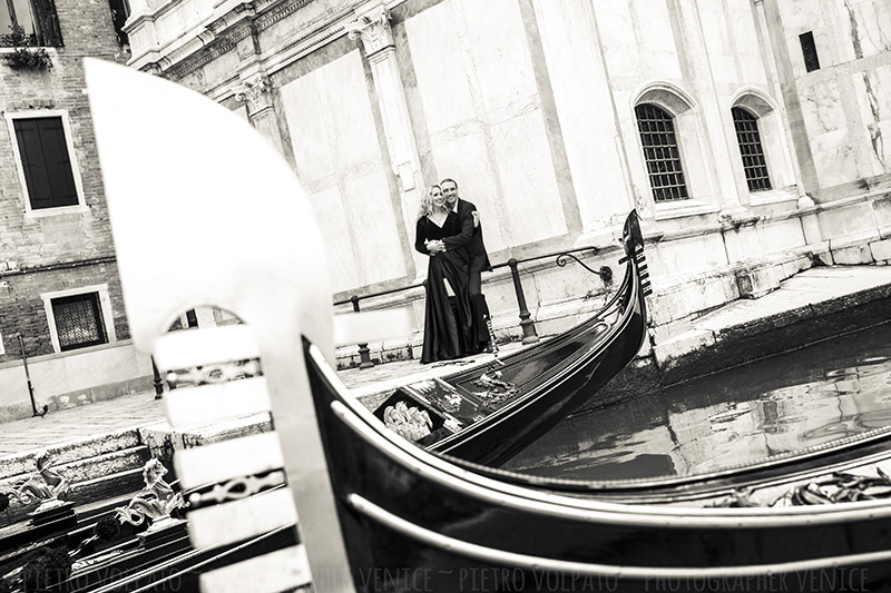 Fotografo a Venezia per un servizio fotografico di coppia durante una passeggiata e un giro in gondola.