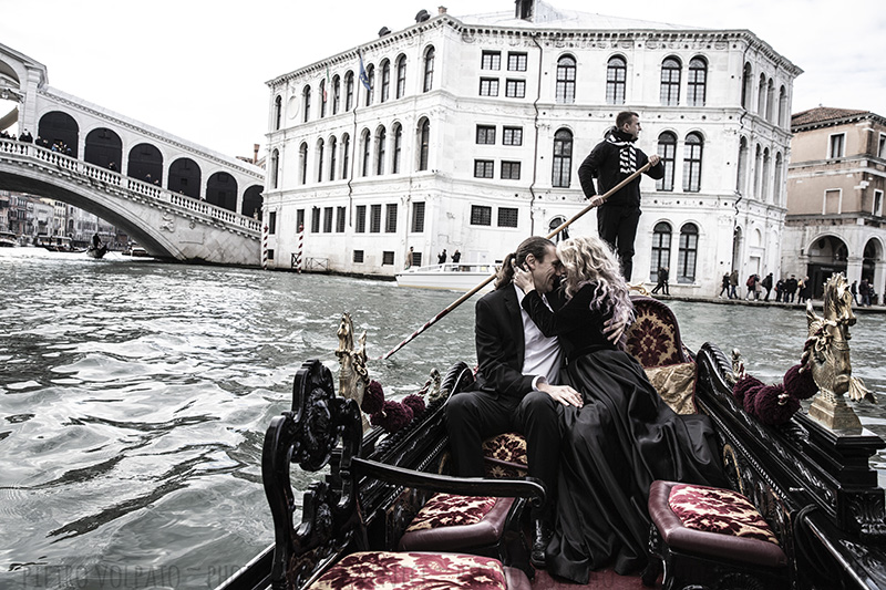 Fotografo a Venezia per un servizio fotografico di coppia durante una passeggiata e un giro in gondola.