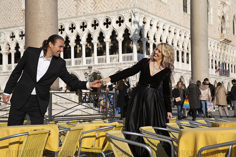 Fotografo a Venezia per un servizio fotografico di coppia durante una passeggiata e un giro in gondola.