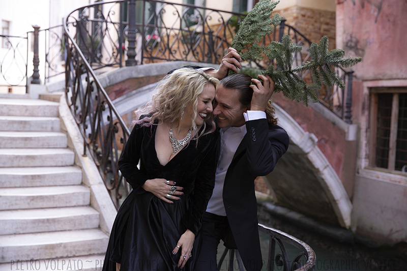 Fotografo a Venezia per un servizio fotografico di coppia durante una passeggiata e un giro in gondola.
