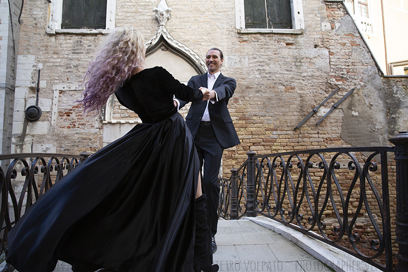 Fotografo a Venezia per un servizio fotografico di coppia durante una passeggiata e un giro in gondola.