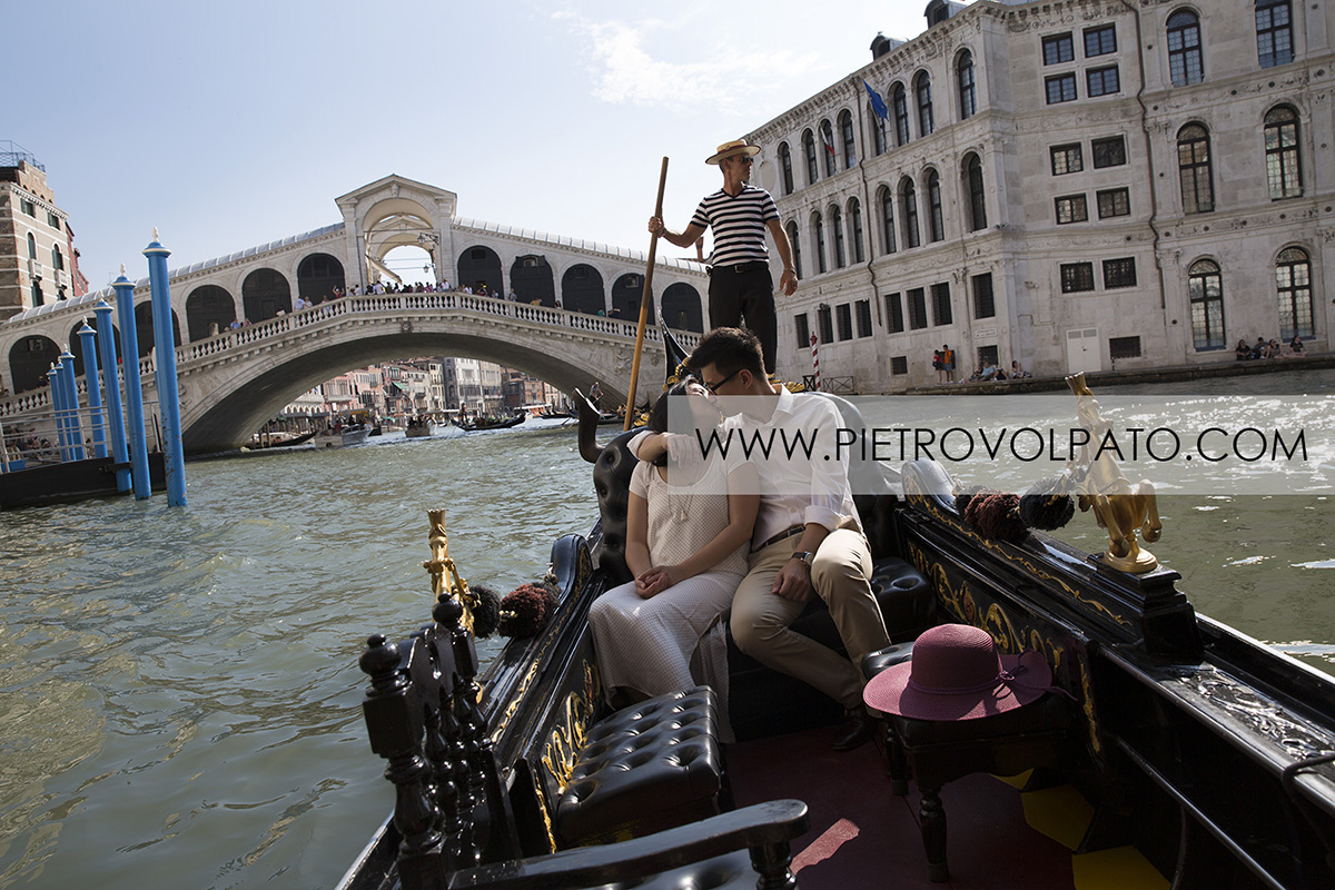 fotografo a Venezia per servizio foto innamorati, giro in gondola e passeggiata