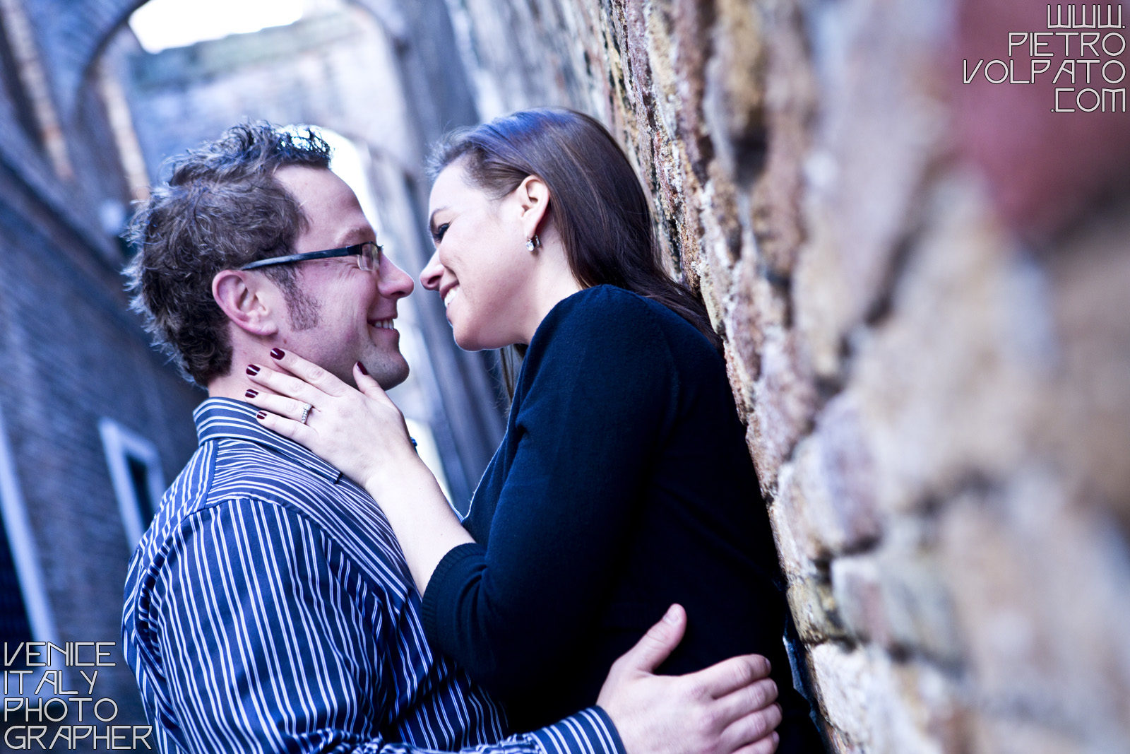 Photographer in Venice Italy for engagement photo shoot and tour for couple on vacation ~ Romantic and fun Venice photo walk