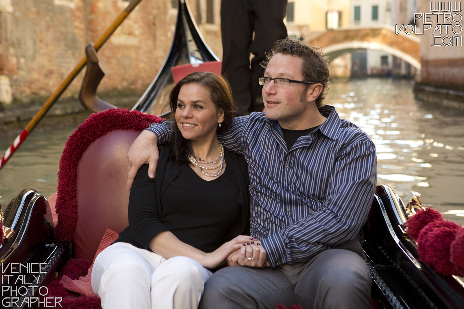 Photographer in Venice Italy for engagement photo shoot and tour for couple on vacation ~ Romantic and fun Venice photo walk