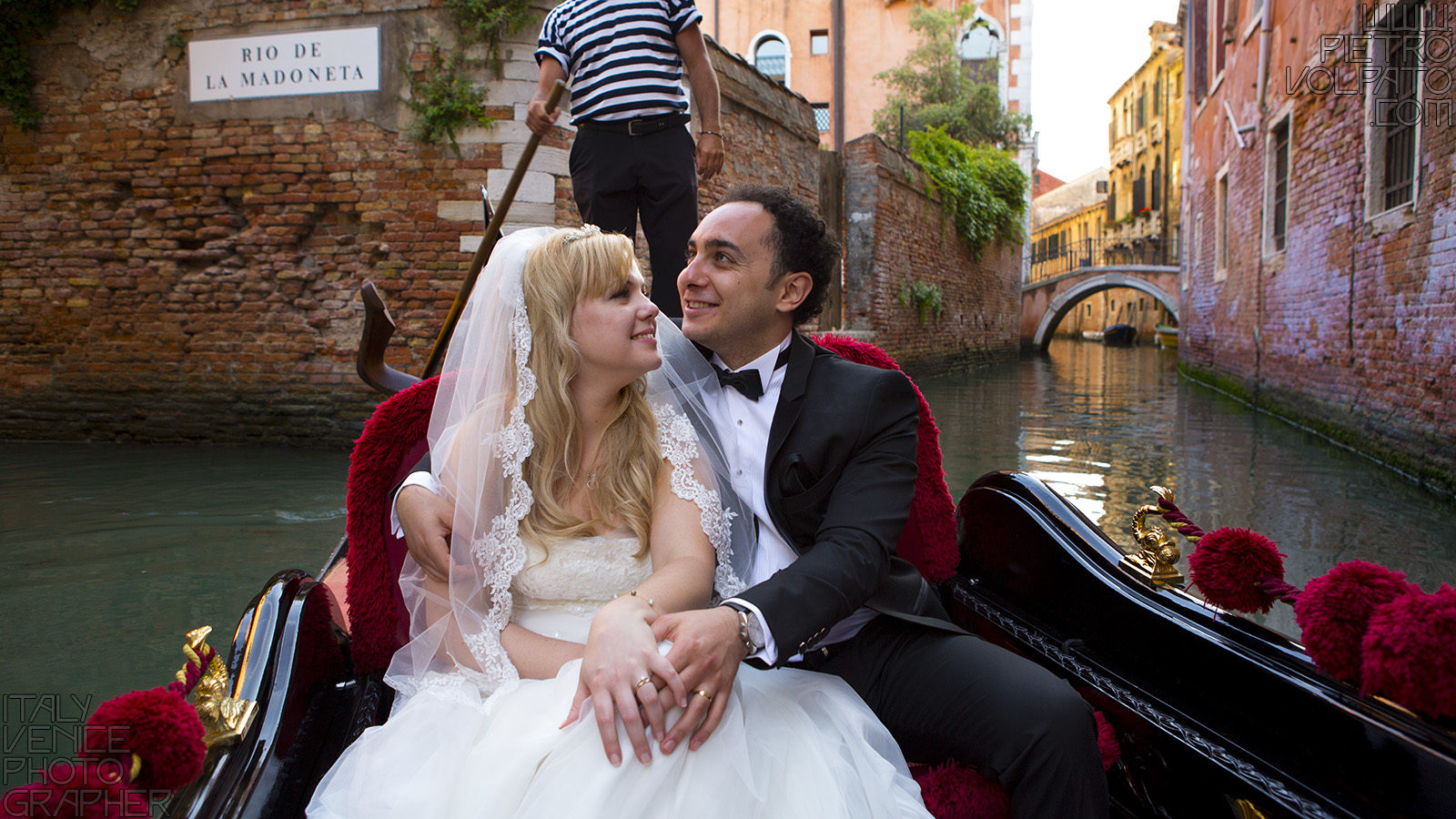 Hire a photographer in Venice Italy for honeymoon photo shoot during a walking tour and gondola ride ~ Romantic and fun photo walk in Venice