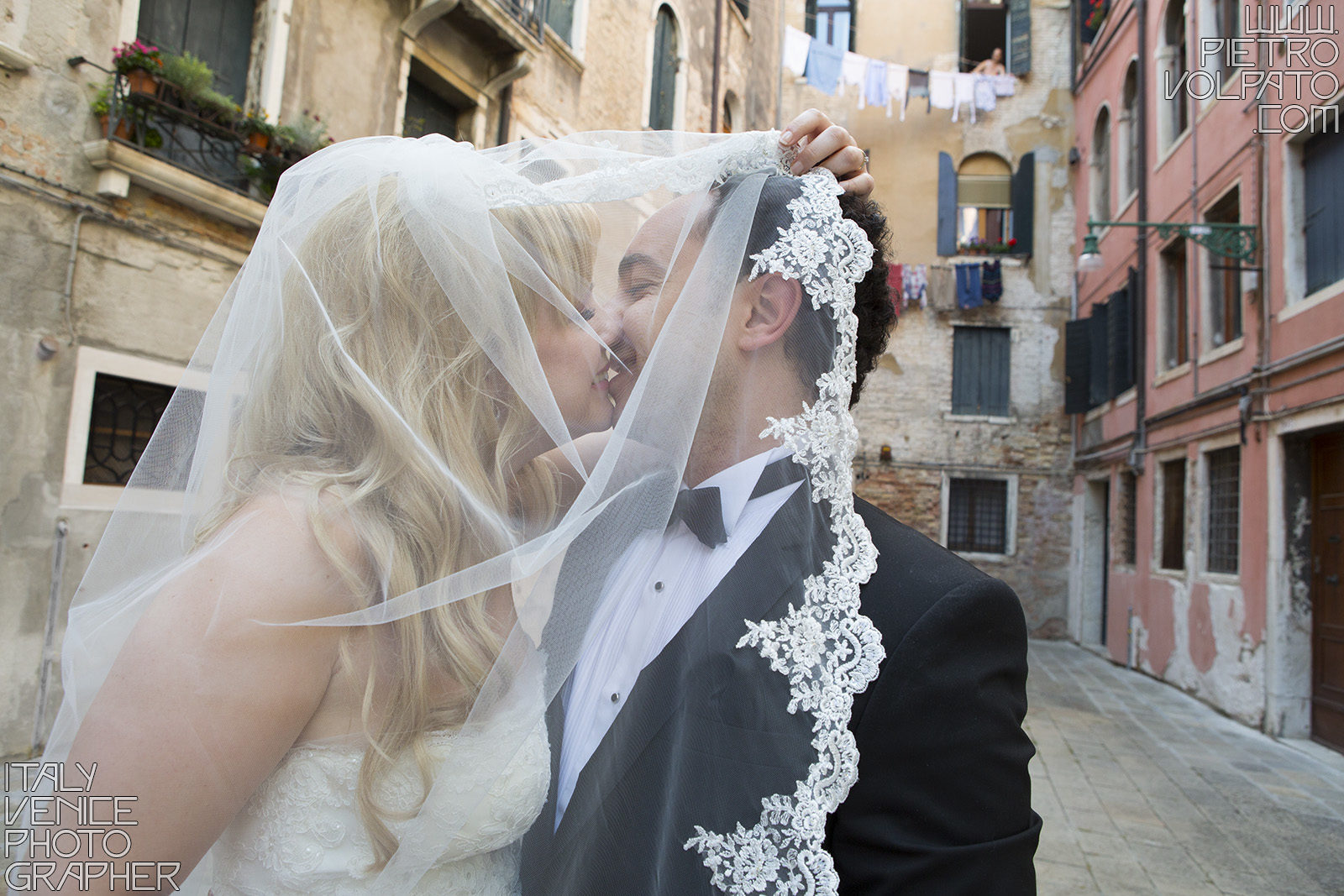 Hire a photographer in Venice Italy for honeymoon photo shoot during a walking tour and gondola ride ~ Romantic and fun photo walk in Venice