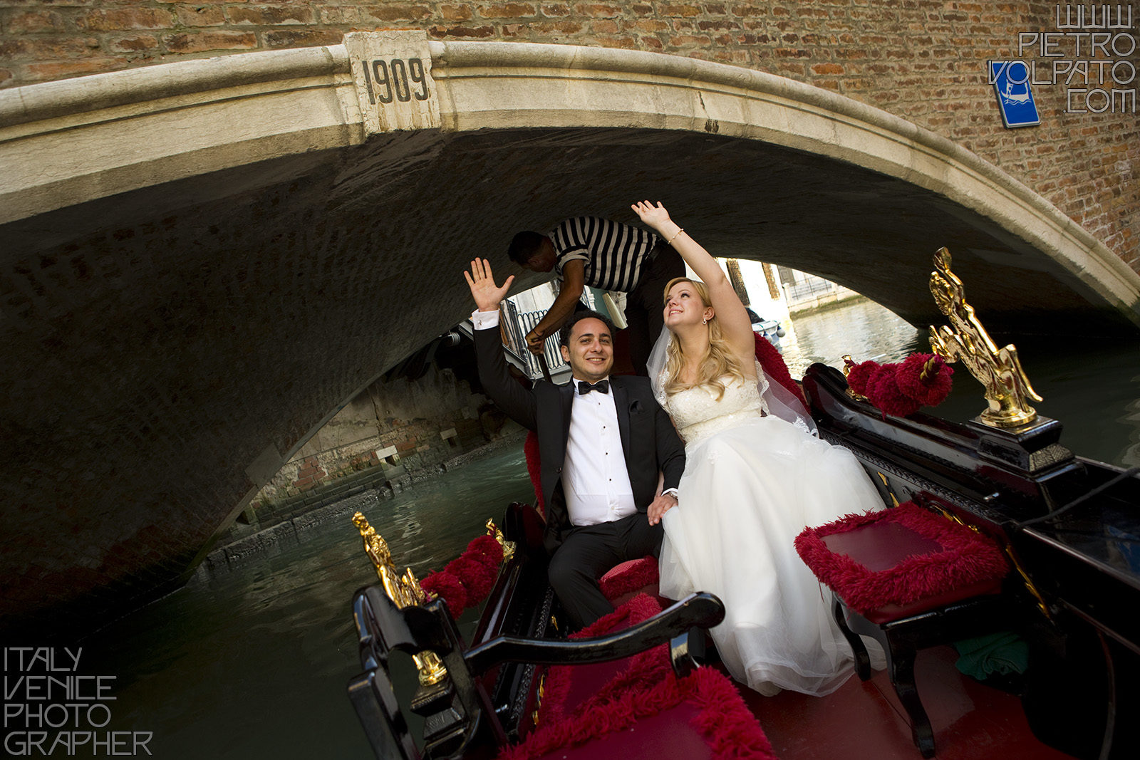 Hire a photographer in Venice Italy for honeymoon photo shoot during a walking tour and gondola ride ~ Romantic and fun photo walk in Venice