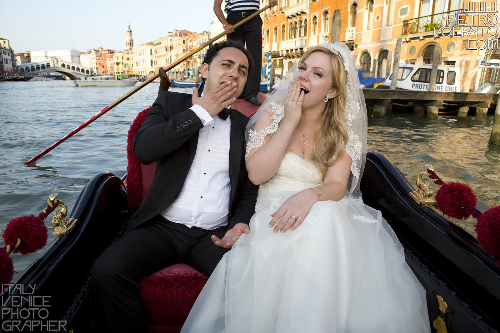 Hire a photographer in Venice Italy for honeymoon photo shoot during a walking tour and gondola ride ~ Romantic and fun photo walk in Venice