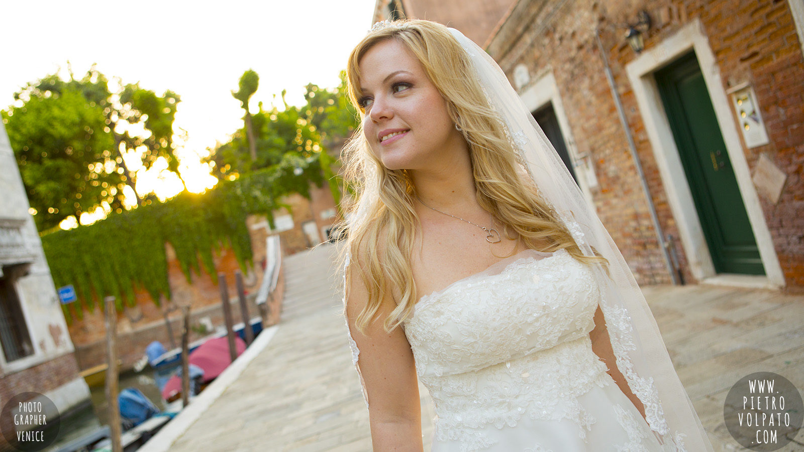 Hire a photographer in Venice Italy for honeymoon photo shoot during a walking tour and gondola ride ~ Romantic and fun photo walk in Venice