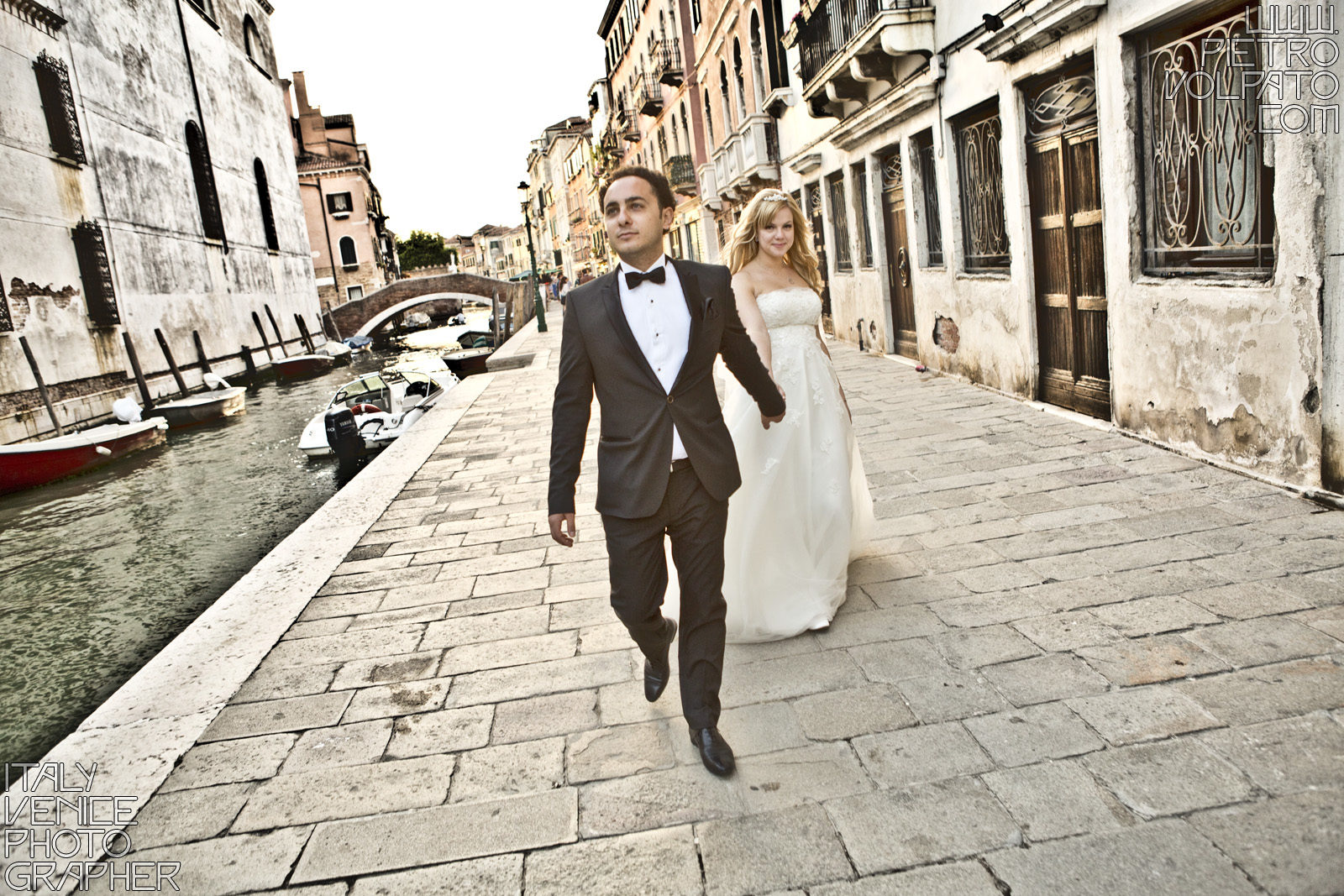 Hire a photographer in Venice Italy for honeymoon photo shoot during a walking tour and gondola ride ~ Romantic and fun photo walk in Venice