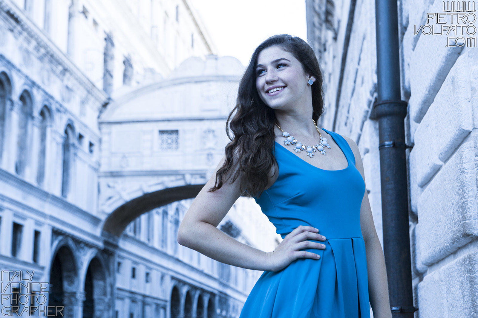 Professional photographer in Venice for senior portrait photography session - fashion photo shoot and tour in Venice