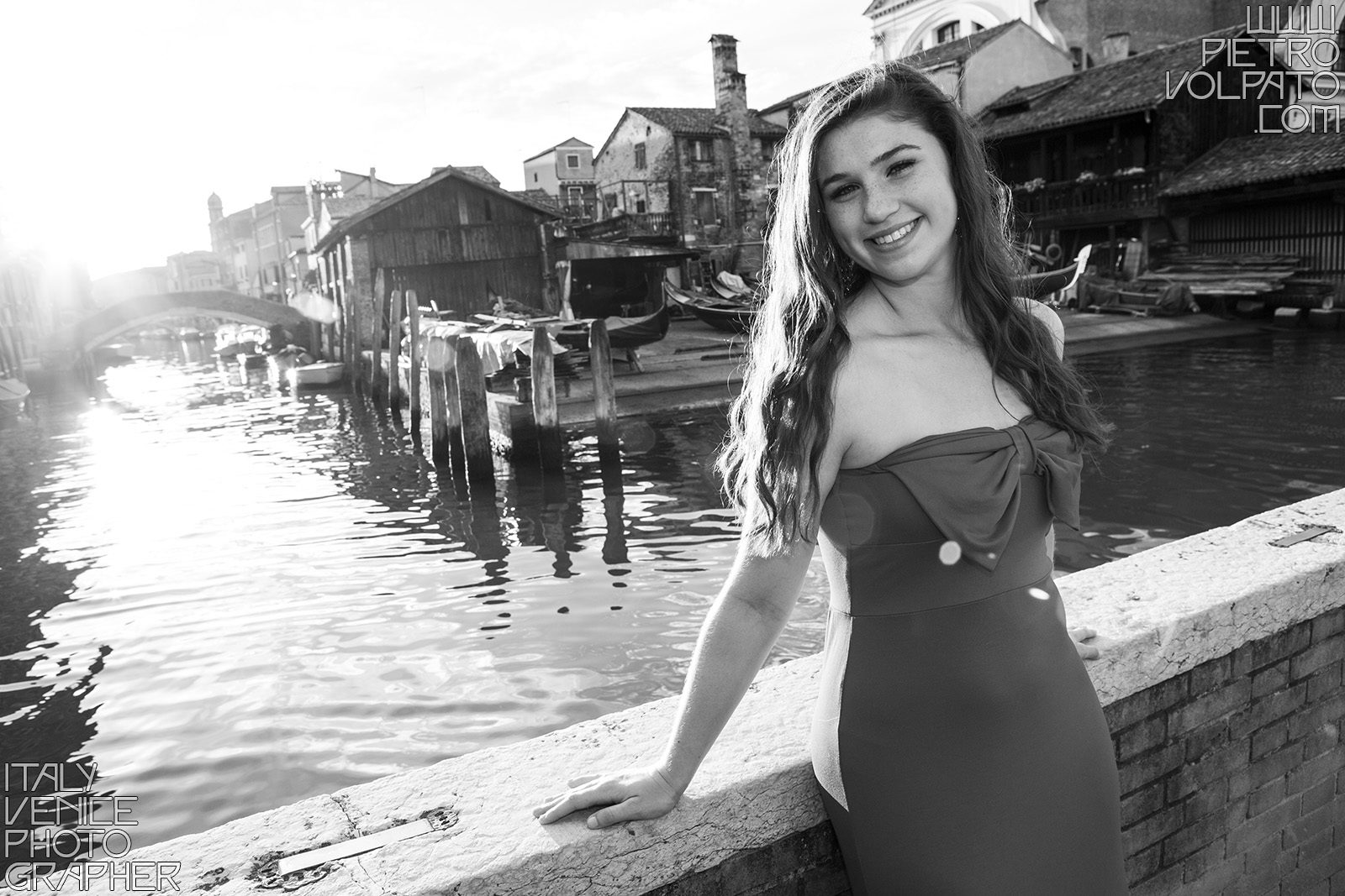 Professional photographer in Venice for senior portrait photography session - fashion photo shoot and tour in Venice