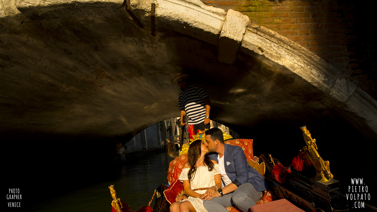 photographer in venice for couple pre wedding photoshoot romantic vacation tour pictures