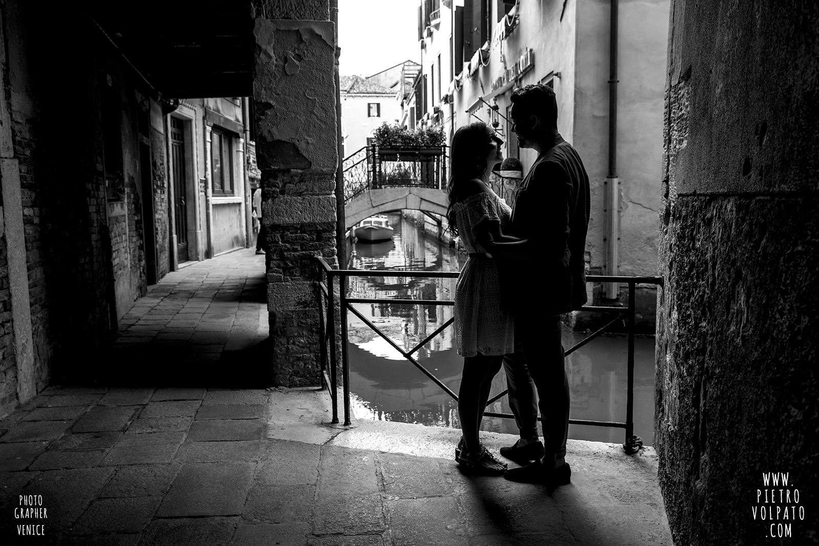 photographer in venice for couple pre wedding photoshoot romantic vacation tour pictures